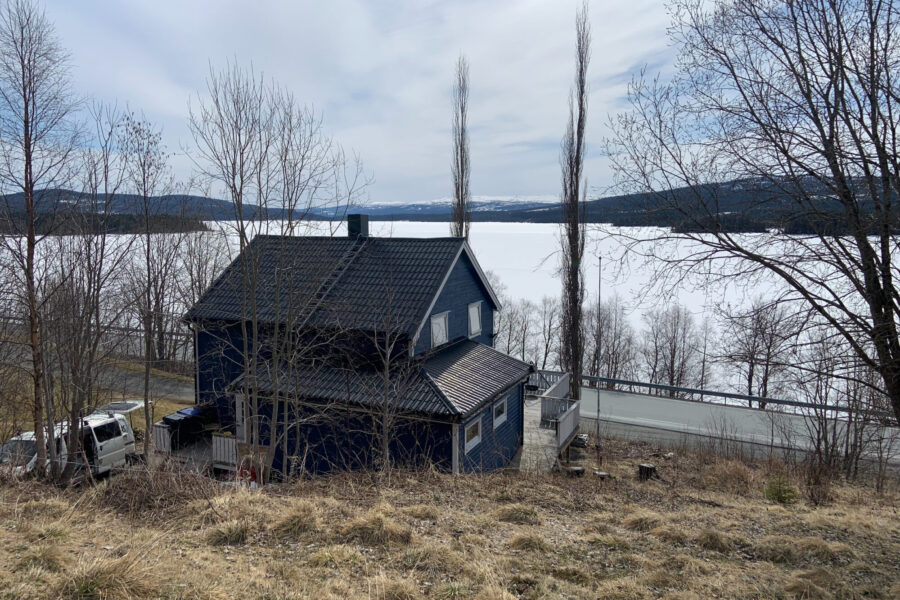 Huset sett ovenfra, mot sjøen