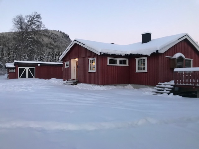 Bilde av huset vinterstid