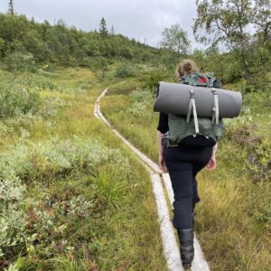går på fjelltur