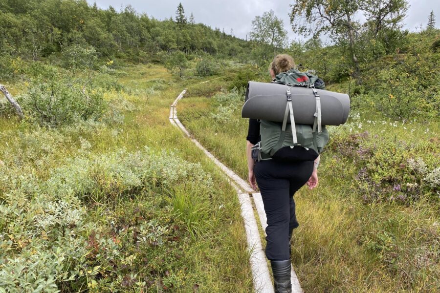 går på fjelltur