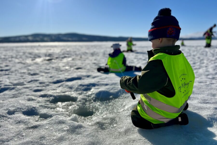 Sandvika barnehage på isfiske