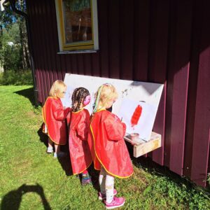 Sørli barnehage maler ute