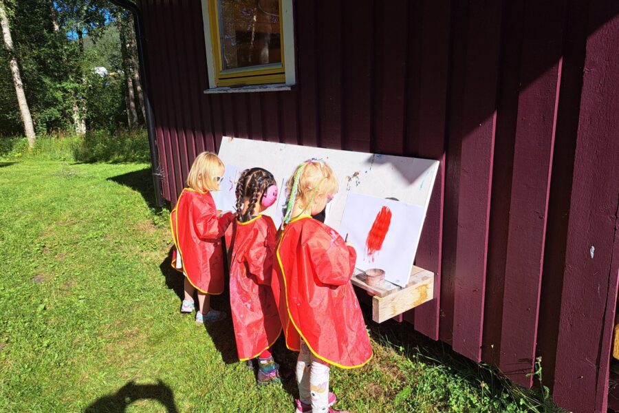 Sørli barnehage maler ute