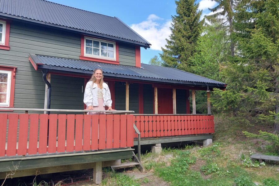 Linnea Saatvedt Dahr foran hytta i Lierne