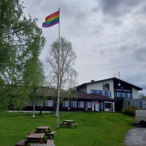Regnbueflagg kommunehuset i Lierne